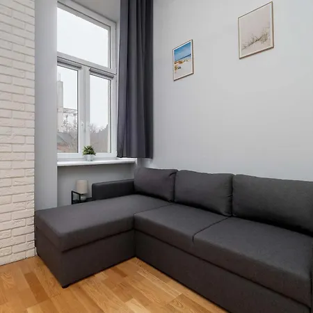 Black And White Close To Manufaktura By Renters Apartamento