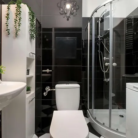 Apartment Black And White Close To Manufaktura By Renters Lodz