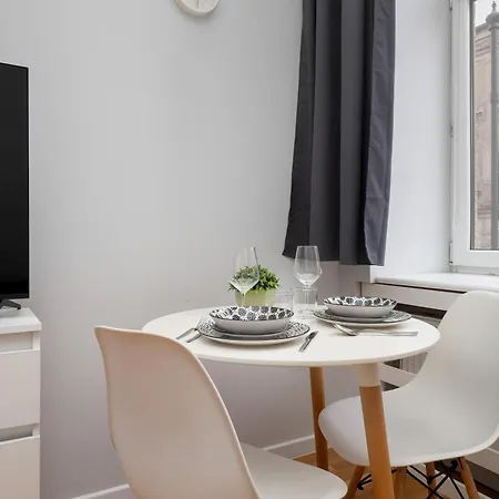 Black And White Close To Manufaktura By Renters Apartamento