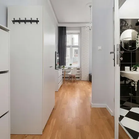 Black And White Close To Manufaktura By Renters شقة