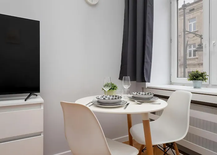 Black And White Close To Manufaktura By Renters Apartamento