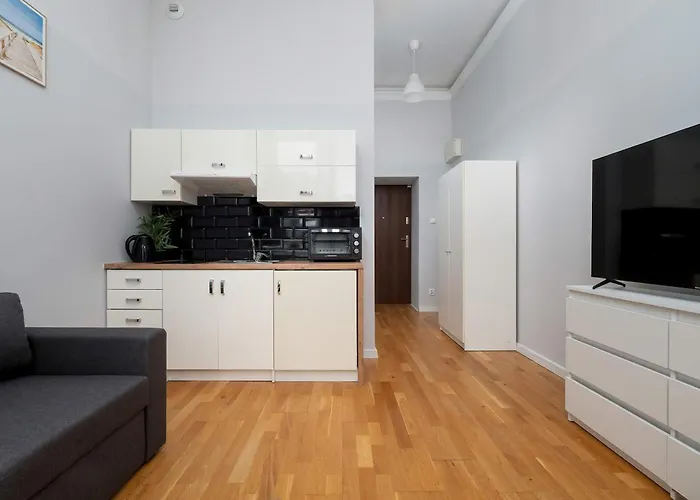 Black And White Close To Manufaktura By Renters شقة