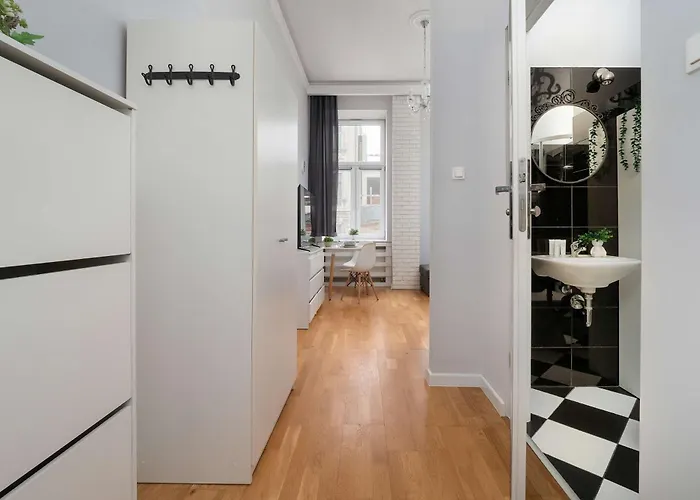 Black And White Close To Manufaktura By Renters شقة